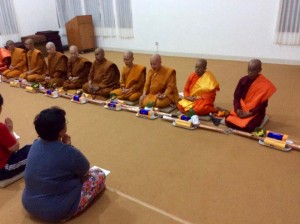 Bhikkhuni Santini Theri sedang menyampaikan pesan kepada para umat