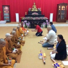Satu persatu menyerahkan amisa puja