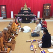 Satu persatu menyerahkan amisa puja