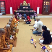 Satu persatu menyerahkan amisa puja