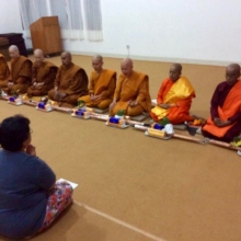 Bhikkhuni Santini Theri sedang menyampaikan pesan kepada para umat